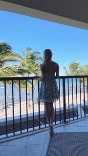 Sarah Michelle Gellar feet photo thumbnail