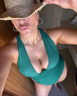 Ashley Graham feet photo thumbnail