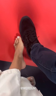 Kéfera Buchmann feet photo thumbnail