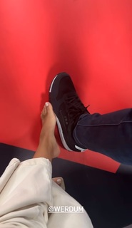 Kéfera Buchmann feet photo thumbnail