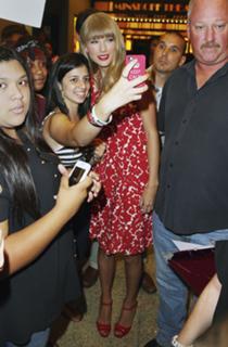 Taylor Swift feet photo thumbnail