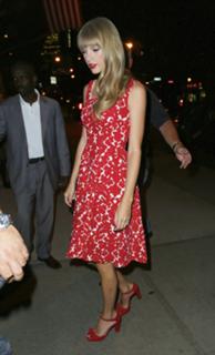 Taylor Swift feet photo thumbnail