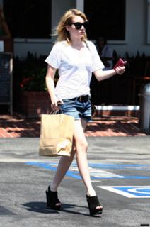Emma Roberts feet photo thumbnail