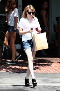 Emma Roberts feet photo thumbnail