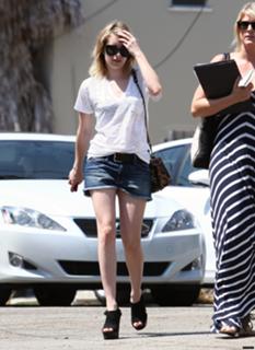 Emma Roberts feet photo thumbnail