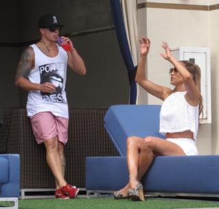 Jennifer Lopez feet photo thumbnail