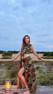 Ilary Blasi feet photo thumbnail
