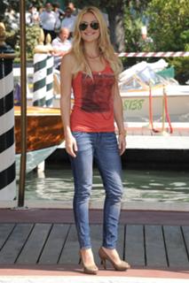 Kate Hudson feet photo thumbnail