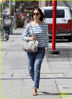 Mandy Moore feet photo thumbnail