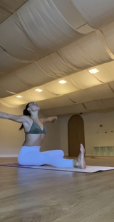 Isis Valverde feet photo thumbnail