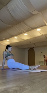 Isis Valverde feet photo thumbnail