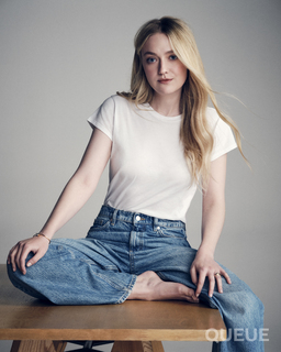 Dakota Fanning feet photo thumbnail