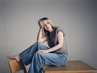 Dakota Fanning feet photo thumbnail