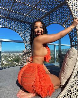 Chloe Bailey feet photo thumbnail