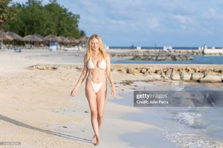 Heather Graham feet photo thumbnail