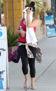 Vanessa Hudgens feet photo thumbnail