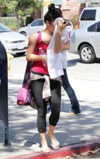Vanessa Hudgens feet photo thumbnail