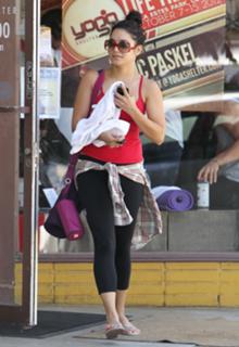 Vanessa Hudgens feet photo thumbnail