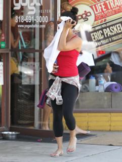 Vanessa Hudgens feet photo thumbnail