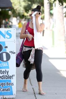 Vanessa Hudgens feet photo thumbnail