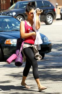 Vanessa Hudgens feet photo thumbnail