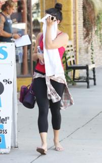Vanessa Hudgens feet photo thumbnail