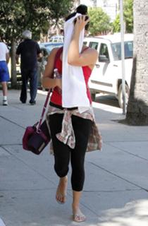 Vanessa Hudgens feet photo thumbnail