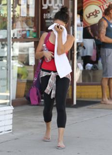Vanessa Hudgens feet photo thumbnail