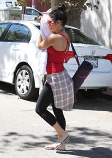 Vanessa Hudgens feet photo thumbnail