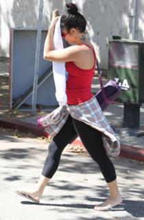 Vanessa Hudgens feet photo thumbnail
