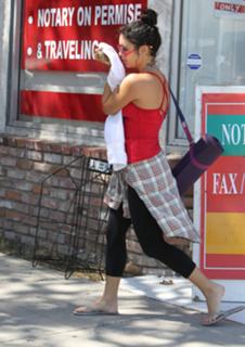 Vanessa Hudgens feet photo thumbnail