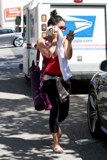 Vanessa Hudgens feet photo thumbnail