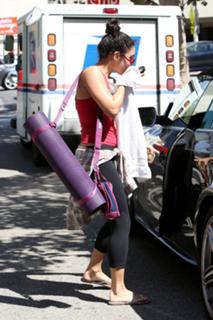 Vanessa Hudgens feet photo thumbnail