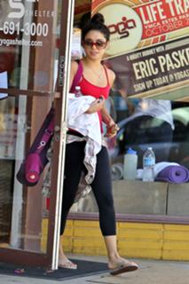Vanessa Hudgens feet photo thumbnail