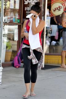 Vanessa Hudgens feet photo thumbnail