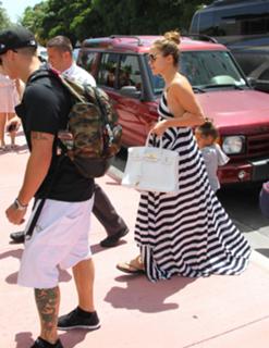 Jennifer Lopez feet photo thumbnail