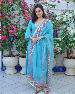 Shraddha Kapoor feet photo thumbnail