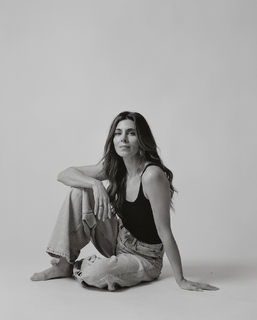 Jamie-Lynn Sigler feet photo 4