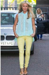 Denise Van Outen feet photo thumbnail