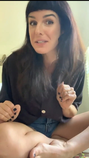 Shenae Grimes-Beech feet photo thumbnail