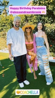 Alessandra Ambrosio feet photo thumbnail