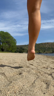 Sabrina Carpenter feet photo thumbnail