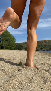 Sabrina Carpenter feet photo thumbnail