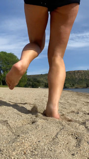 Sabrina Carpenter feet photo thumbnail