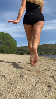 Sabrina Carpenter feet photo thumbnail