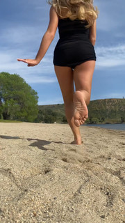 Sabrina Carpenter feet photo thumbnail
