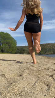 Sabrina Carpenter feet photo thumbnail