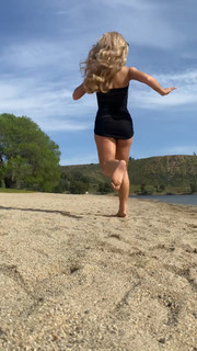 Sabrina Carpenter feet photo thumbnail