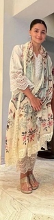 Alia Bhatt feet photo thumbnail