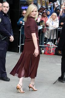Kirsten Dunst feet photo thumbnail